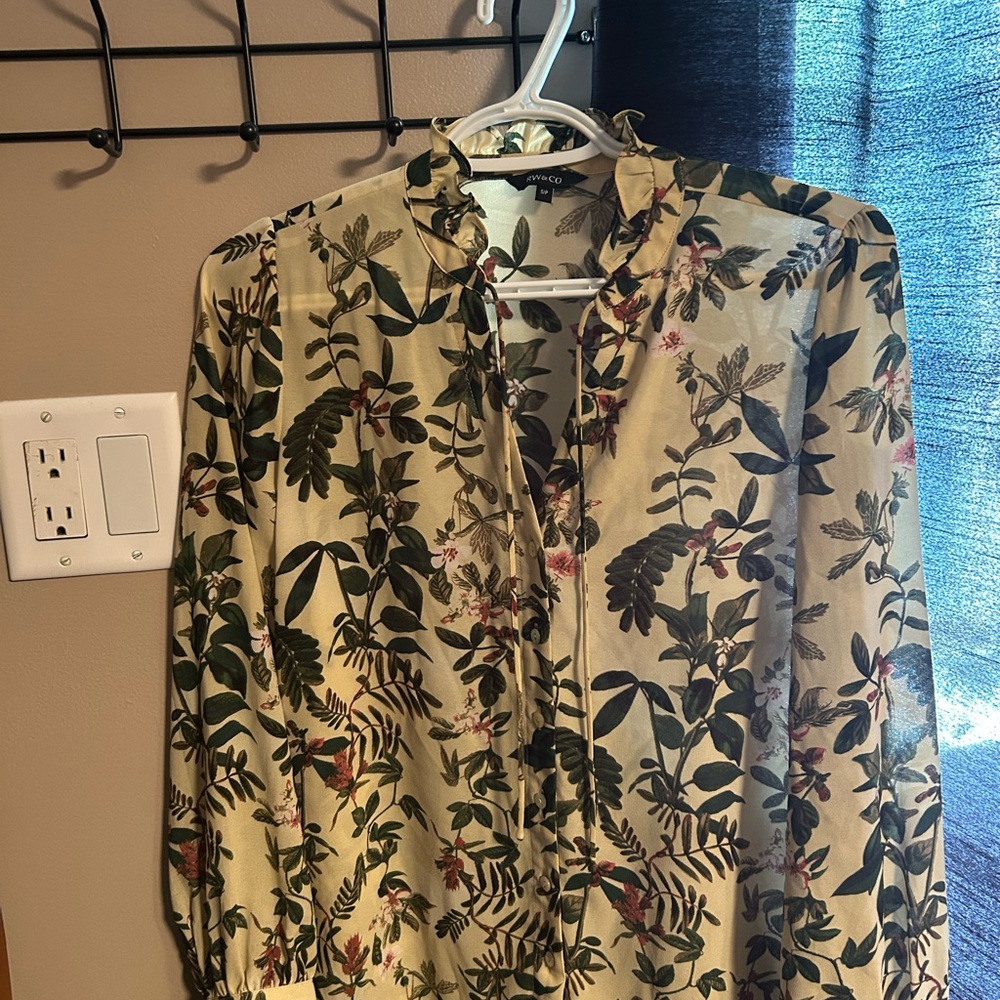 RW&CO. Cream and Green Floral Blouse
